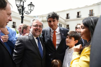 El decano de la Facultad de Medicina, Manuel Kukuljan, junto a diversos miembros de la U. de Chile acompañaron al profesor Couve en La Moneda.