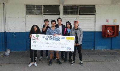 Nicolás Peña, profesional del equipo PACE UCH conjunto a estudiantes de tercero medio del Liceo Profesora Gladys Valenzuela (Lo Prado) cuando se ganaron un fondo para su Proyecto de Enfermería