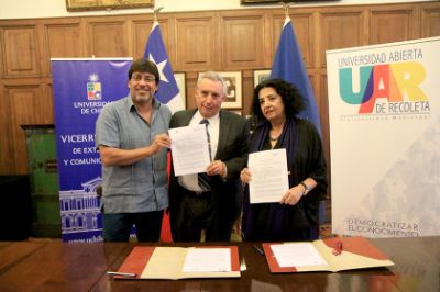 El rector Ennio Vivaldi junto a la vicerrectora de Extensión y Comunicaciones, Faride Zeran, y el alcalde de Recoleta, Daniel Jadue.