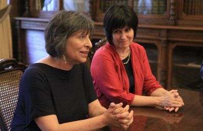 La coordinadora académica de la Cátedra de Racismos y Migraciones Contemporáneas, María Emilia Tijoux, junto a la coordinadora de la Cátedra Amanda Labarca, Roxana Pey.