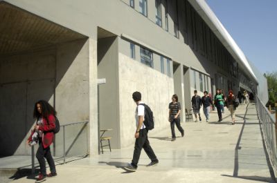 La carrera de Trabajo Social, reabierta el 2015 luego de su cierre en la dictadura militar, se imparte en la Facultad de Ciencias Sociales, en el Campus JGM.