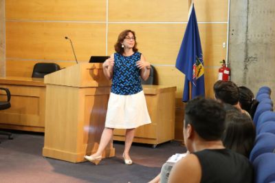 Con una activa participación de jóvenes en el diálogo sobre política y Ciencia Política, la profesora Claudia Heiss lideró la charla ¿Por qué la política puede cambiar nuestras vidas?