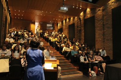 El auditorio de FAU recibió a los docentes para inaugurar la jornada "Construyendo Comunidades de Aprendizaje".