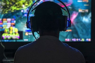 Según el Dr. Maturana es preciso acudir a un especialista cuando los videojuegos ocupan más tiempo que la vida laboral, familiar, escolar, social y recreativa de las personas. 