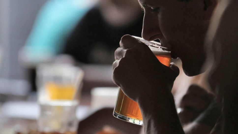 De acuerdo a la Organización Mundial de la Salud (OMS) hay 3.3 millones de muertes en el mundo anualmente (5.9 por ciento de las muertes globales) atribuibles al consumo de alcohol.