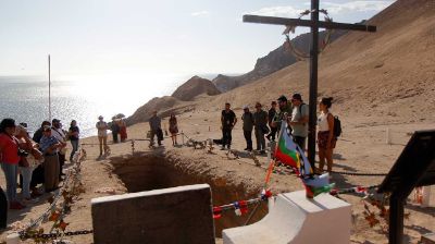 La visita a Pisagua fue organizada en el marco de las actividades vinculadas a los derechos humanos de la Escuela de Temporada "IQUIQUE SIN FRONTERAS".