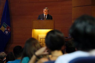 El decano de Derecho, Pablo Ruiz Tagle, invitó a las mechonas y mechones a ser parte de la comunidad UChile en todas sus manifestaciones.