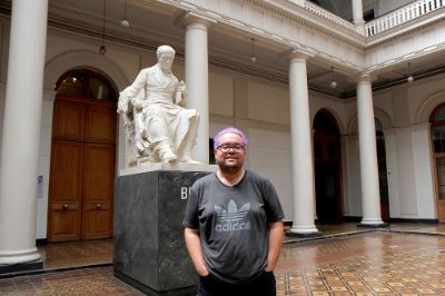 Matías Marín, estudiante de Periodismo de la U. de Chile hoy conforma CEVVIH, iniciativa que reúne a estudiantes con VIH y promueve la prevención del virus.