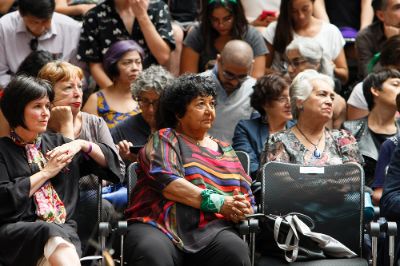 La coordinadora académica de la Cátedra Amanda Labarca, Roxana Pey, junto a la académica feminista argentina, Dora Barrancos.