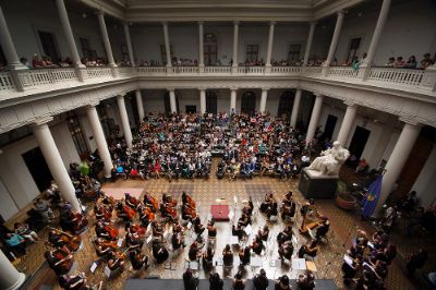 El acto se llevó a cabo en el patio Andrés Bello de la Casa Central, y contó con una presentación artística de la Orquesta y Coro de Mujeres de Chile (OMCH).