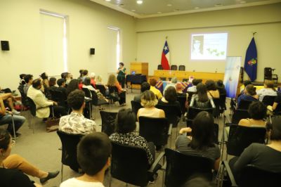 Gran asistencia a la lectura poética que se realizó en la sala Eloísa Diáz de Casa Central.