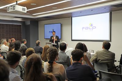 La firma del convenio de colaboración se realizó el miércoles 6 de diciembre en las instalaciones de FALP, donde participaron autoridades, profesionales de la salud e investigadores en cáncer.