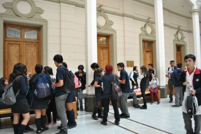 Semanalmente los y las estudiantes se reúnen en la Facultad de Matemáticas. 