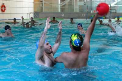 El nuevo Campo Deportivo Juan Gómez Millas, la Piscina Temperada y el Complejo Tenístico Quinta Normal son parte de la infraestructura disponible para la actividad física y deportiva.