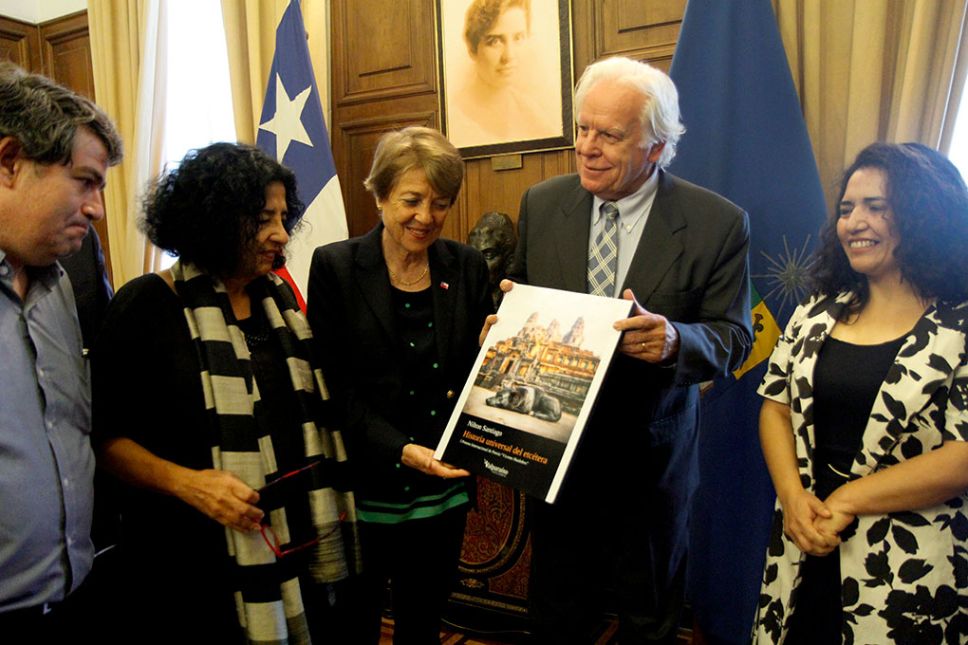 El ganador del concurso fue el poeta peruano Nilton Santiago, por su libro "La historia universal del etcétera".