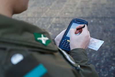 El gobierno propone entregarle a Carabineros facultades para controlar la identidad y revisar las pertenencias de menores de entre 14 y 18 años para combatir las cifras de delincuencia.