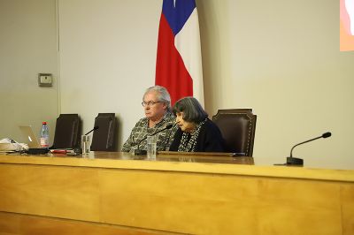 Alicia Vega en su charla, acompañada de Ignacio Agüero, director de "Cien niños esperando un tren".