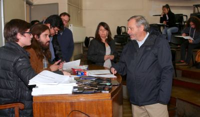 El Decano Pablo Ruiz-Tagle visitó las salas donde se rindió la prueba y conversó con el equipo a cargo de aplicar el test.