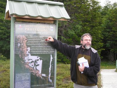 Ricardo Rozzi es magister en Ciencias Biológicas de la Facultad de Ciencias de la U. de Chile, doctor en Ecología y magíster en Filosofía. Actualmente preside el Instituto de Ecología y Biodiversidad.