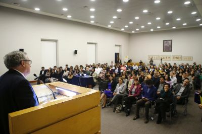 El Rector de la Universidad de Chile, Dr. Ennio Vivaldi, subrayó el espíritu transdiciplinario de ambos proyectos.