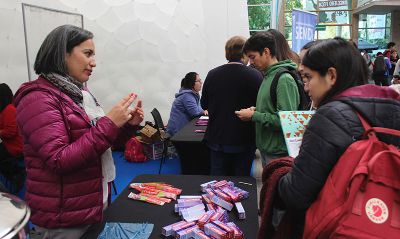 Los profesionales que asisten a estas actividades, enfatizan en algún problema de salud propio de la población joven, entregando información e interactuando con los estudiantes y resolviendo inquietud