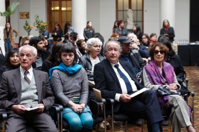 Los familiares de Eloísa Díaz y Justicia Acuña, junto al decano de la FCFM, Francisco Martínez, y la arqueóloga Ángela Jeria.