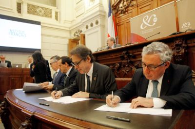 Como parte de la ceremonia las autoridades presentes realizaron las firmas de acuerdos de renovación de Unidades Mixtas Internacionales.