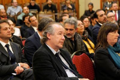 Autoridades universitarias y políticas, así como investigadores e investigadoras de Francia y Chile participaron de la ceremonia oficial del "El CNRS en América del Sur. Una historia de integración". 