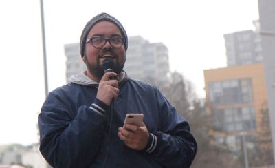 Matías Marín, estudiante de la U. de Chile que vive con VIH, realizó una charla sobre VIH y autocuidado para la comunidad.