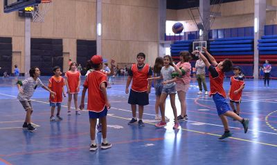 Natación, fútbol, escuela predeportiva, tenis de mesa, básquetbol, balonmano, judo y karate, son algunas de las disciplinas disponibles.