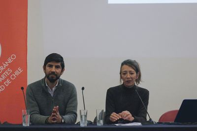 El director de Creación Artística de la VID, Fernando Gaspar y Valeria González, Secretaria de Investigación y Transferencia del Instituto de Artes Mauricio Kagel.