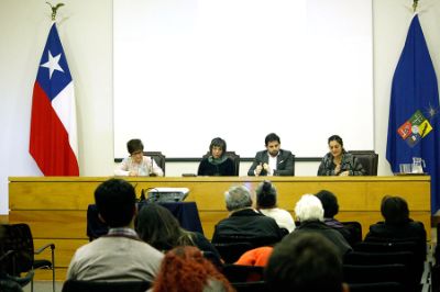 El conversatorio se llevó a cabo en la Sala Eloísa Díaz de la Casa Central.