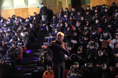 El profesor Mario Hamuy dictó este miércoles 19 de junio una charla preparatoria al eclipse en la comuna de Cerro Navia.