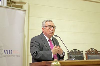 El rector de la Universidad de Chile, Ennio Vivaldi, valoró el carácter transdisciplinario del Policy Paper, y expresó que esa mirada es central para la Casa de Bello.