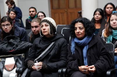 En la ocasión, la comunidad universitaria se reunió en la Casa Central de la U. de Chile. 