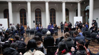 La actividad también incluyó un mizagun, donde la comunidad participante compartió comida mapuche y las palabras de estudiantes e invitadas e invitados a la jornada.