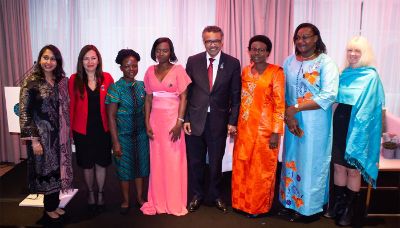 La académica Sandra Oyarzo junto a las otras seis mujeres que recibieron el premio "Heroínas de la Salud 2019", luego de recibir el galardón de manos del director general de la OMS.