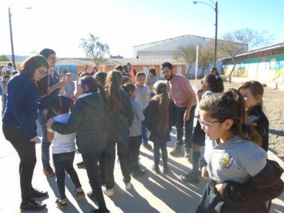 60 fueron las charlas que realizaron, llegando casi a mil personas. 