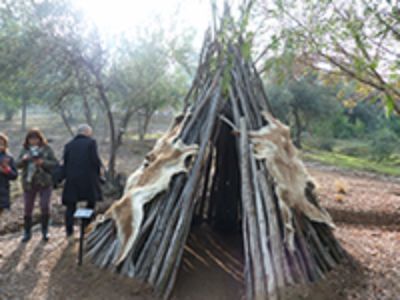 Vivienda ona. Timaukel, Tierra del Fuego. De estructura de Varas de lenga, cubierta parcialmente por cueros de guanaco.  