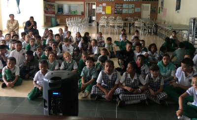 Niños del taller de poesía del Proyecto Gulliver.