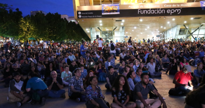 Miles de personas escuchando poesía en el Parque de los Deseos.