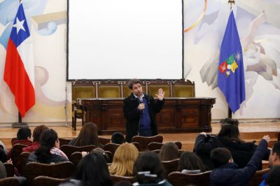 El vicerrector de Asuntos Económicos y Gestión Institucional, Daniel Hojman, dio la bienvenida a los ilustres visitantes. 