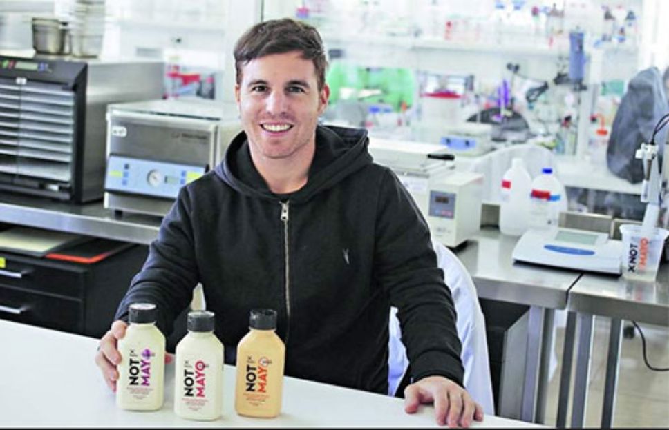 Matías Muchnick, ingeniero comercial de la U. de Chile y creador de The Not Company, emprendimiento que atrajo la inversión del multimillonario Jeff Bezos. 