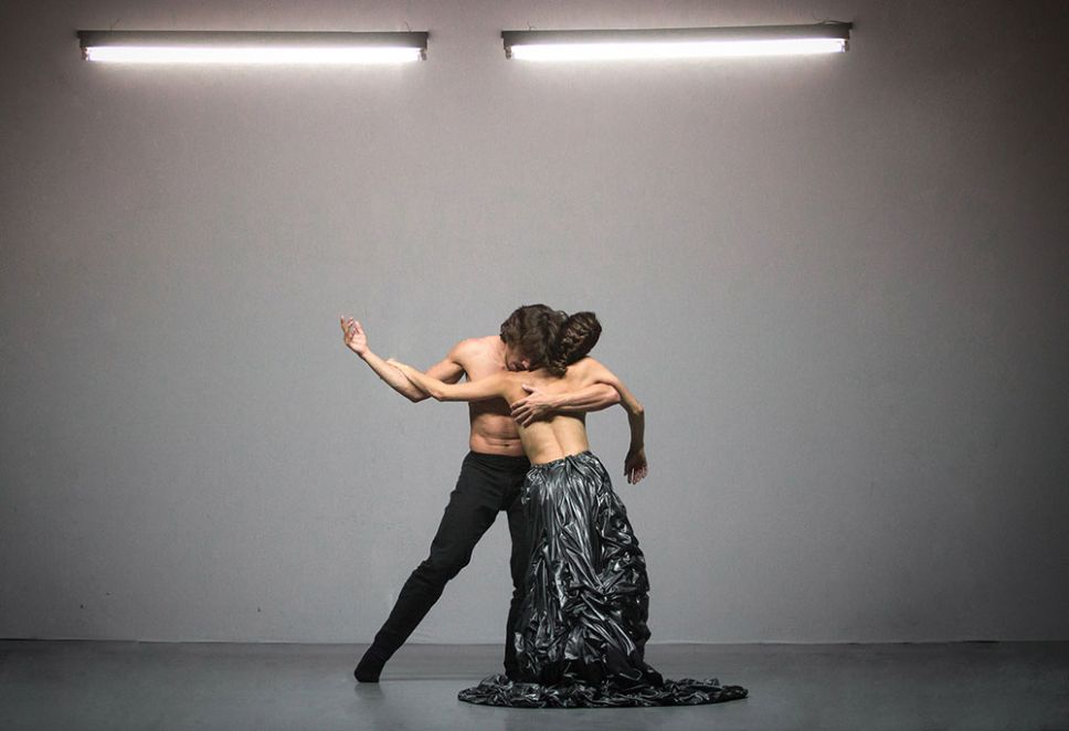 La obra es una creación del director artístico del BANCH, Mathieu Guilhaumon, inspirada en la relación de los escultores franceses Camille Claudel y Auguste Rodin.