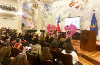 Presentación artística de Nerven & Zellen, agrupación que interpreta canciones en lengua de señas. 