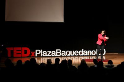 Verónica Pizarro lidera el Proyecto de Asesores de Pequeños Emprendedores, donde los estudiantes aprenden de una vivencia real tanto para lo profesional como para lo personal.