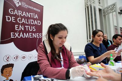 En el hall del Departamento de Teatro de la Facultad de Artes se realizó la toma de Test Rápido de VIH.