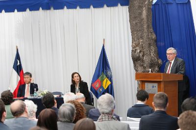 El rector Vivaldi destacó que el Dr. Chang llama a "entender en forma crítica la sociedad en la cual estamos, pero también que somos responsables de generar alternativas y modelos de desarrollo"