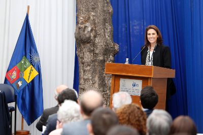 La directora del IEI, Dorotea López, destacó la visita del economista como una reafirmación del compromiso de consolidarse en una línea académica de estudios del desarrollo.