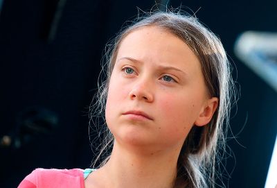 Greta Thunberg, comenzó públicamente su activismo medioambiental a los 16 años. 